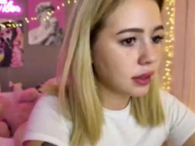 BongaCams AmyGlad is Freechat AmyGlad — Laughter, chocolate and generous people with good energy.
When someone really listens, not just watches.
When the chat is live, and everyone feels part of the flow.