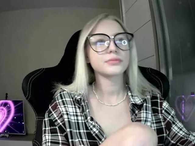 Offline BLONDINO4KA on BongaCams