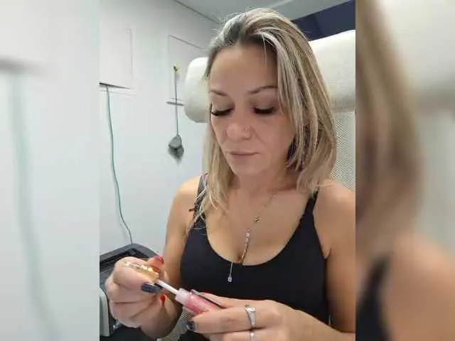 krisred on BongaCams