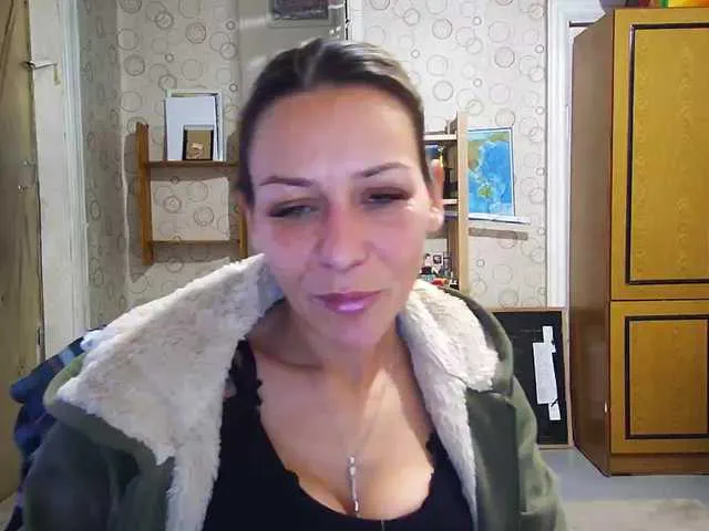 krisred on BongaCams