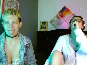 Freechat mackenziemoon on Chaturbate