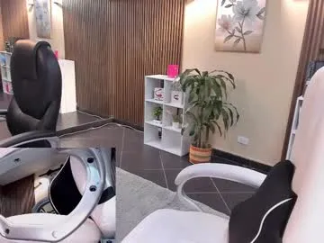 naugthyelli on Chaturbate