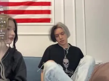 Freechat veryraretwins on Chaturbate