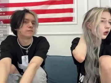 Freechat veryraretwins on Chaturbate