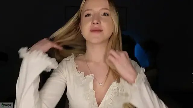 Freechat adele_armass on StripChat