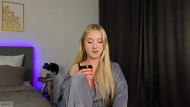 Freechat adele_armass on StripChat