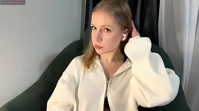 Alice_meow15 on StripChat