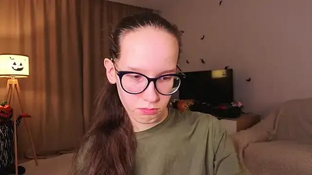 StripChat BettyBrowni is Freechat BettyBrowni — Caressing the shoulders