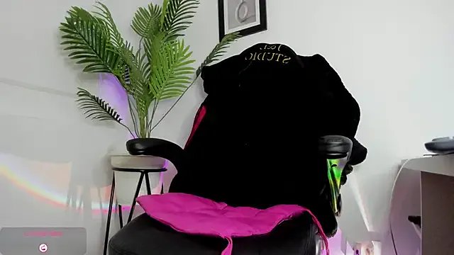 Freechat brianahill_ on StripChat