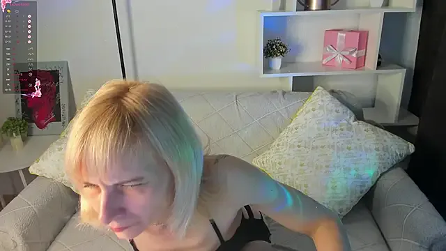 Freechat ElzaGlower on StripChat