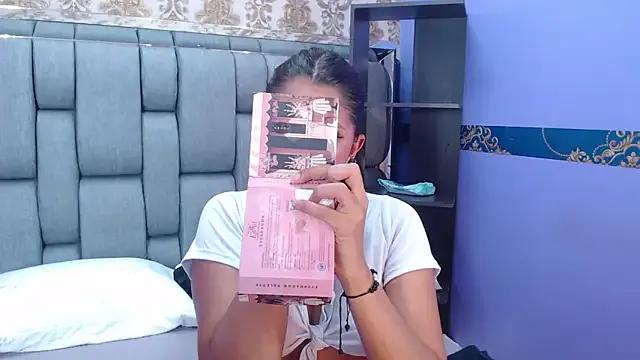 EMMA_ROGGER on StripChat 