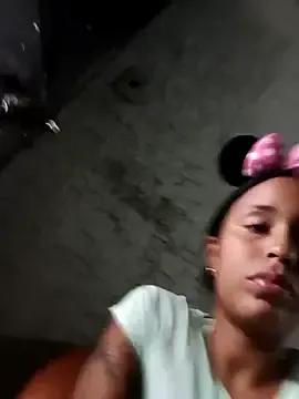 Fernanda30 — Tetas al aire de mami