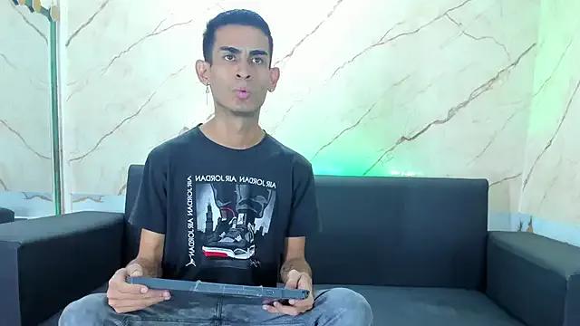 Golldens_Dreamss on StripChat 