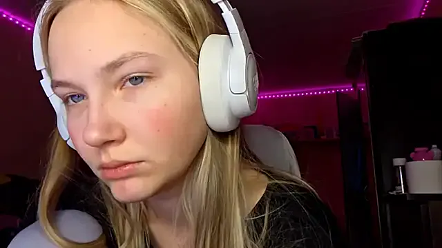 Freechat KarinRobertson on StripChat