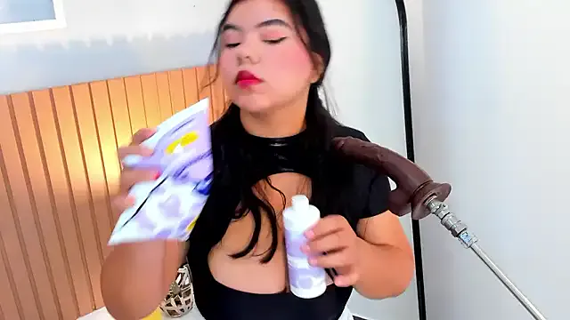 klhoe_boobs on StripChat