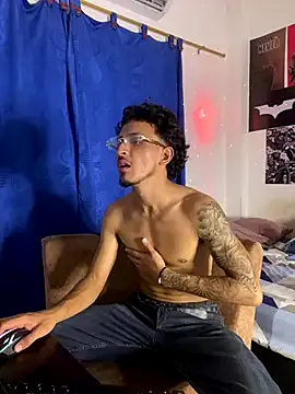 Kriss_Edwards on StripChat