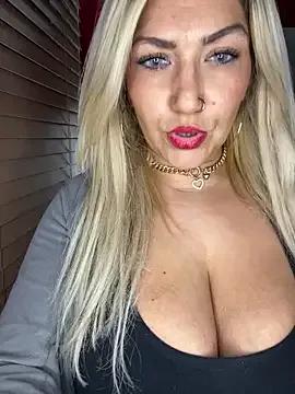 StripChat LittleMissEeve is Freechat LittleMissEeve — Bb it's cold! Warm me up!