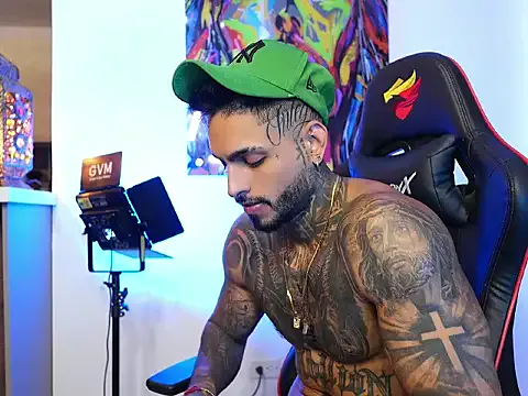 Freechat logan_hugh8 on StripChat