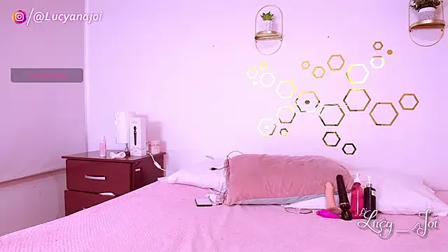 Lucyanajoi on StripChat