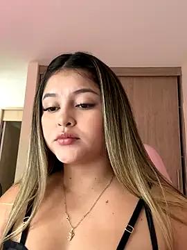 Group lunablossom_ on StripChat