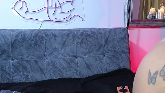 MightyLaura1 — Show clit