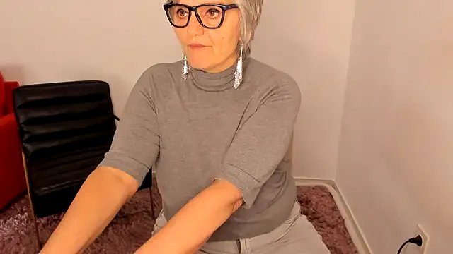 Milf-Ella on StripChat