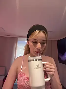 NicoleCut on StripChat