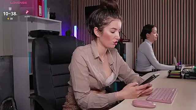 OfficeGirls on StripChat