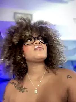 Freechat riri_brunnete on StripChat