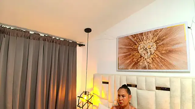 Sara_BigAss- on StripChat