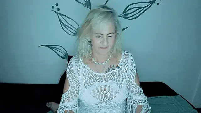 ScarletHoot_ on StripChat