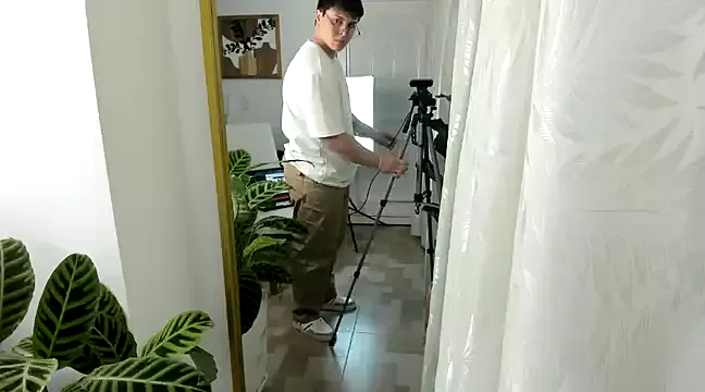 Freechat Thom_Ohtani on StripChat