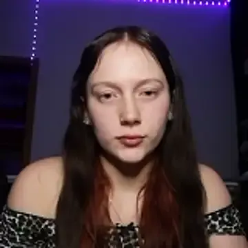 YoungLisaa18 on StripChat