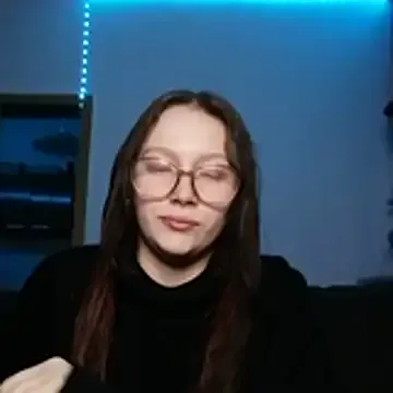 YoungLisaa18 on StripChat