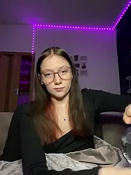 YoungLisaa18 on StripChat