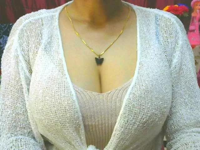 Aarju from BongaCams