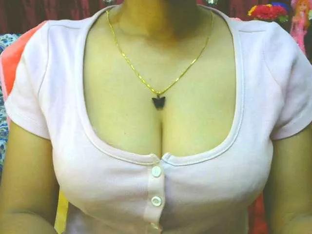 Aarju from BongaCams