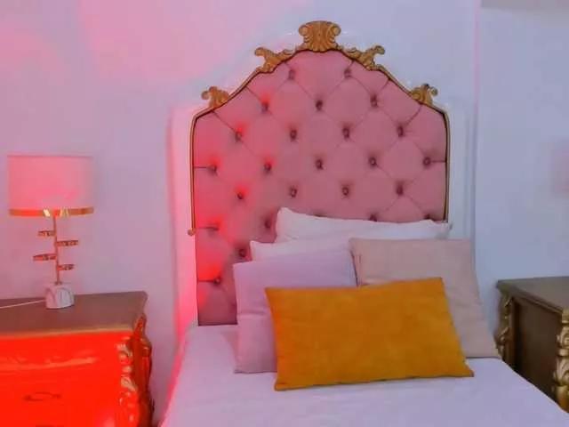 Explore our live girls sluts from our Custom and Multi clubs and checkout exclusive access to highly interactive content, such as shape, hair, titties, pussy type and many more.
