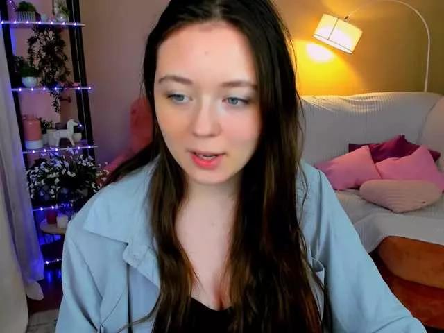 AlluringLookk from BongaCams