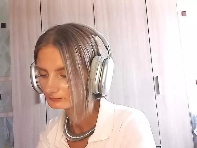 Explore our live girls sluts from our Custom and Multi clubs and checkout exclusive access to highly interactive content, such as shape, hair, titties, pussy type and many more.