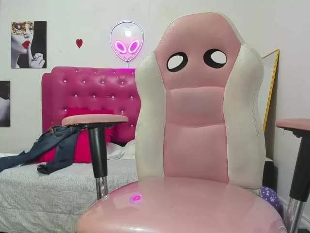 Explore our live girls sluts from our Custom and Multi clubs and checkout exclusive access to highly interactive content, such as shape, hair, titties, pussy type and many more.