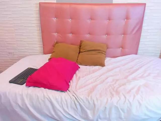 Explore our live girls sluts from our Custom and Multi clubs and checkout exclusive access to highly interactive content, such as shape, hair, titties, pussy type and many more.