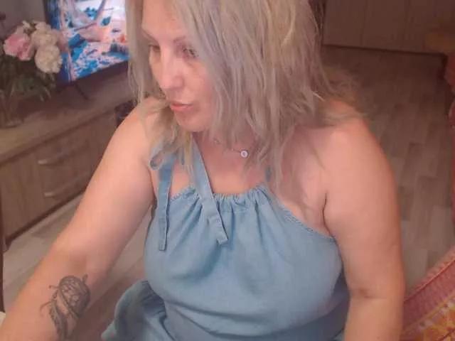 DivineBlond from BongaCams