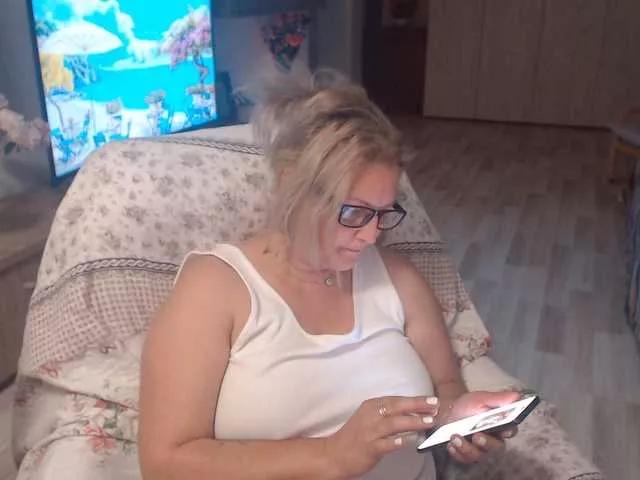 DivineBlond from BongaCams