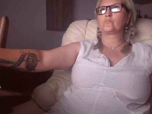 DivineBlond from BongaCams