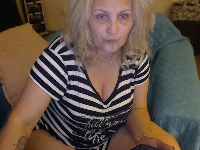 DivineBlond from BongaCams