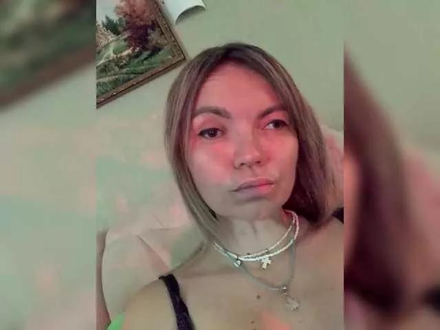 Ella-Pearlie from BongaCams