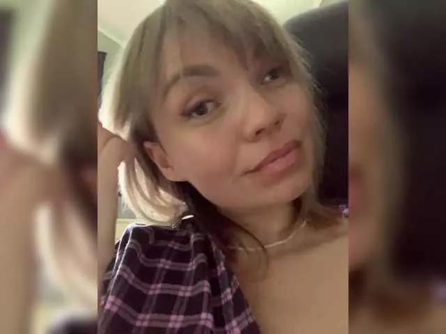 Ella-Pearlie from BongaCams