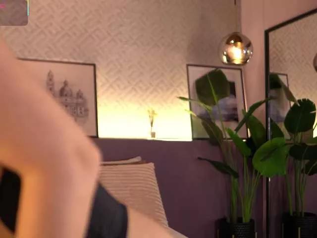 ElleDiane from BongaCams