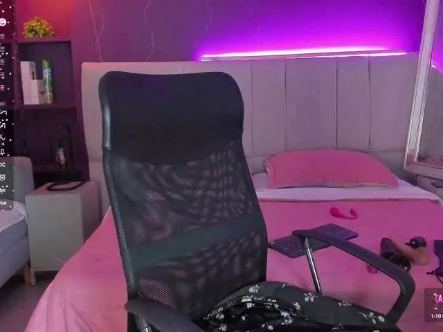 Explore our live girls sluts from our Custom and Multi clubs and checkout exclusive access to highly interactive content, such as shape, hair, titties, pussy type and many more.
